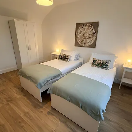 2 Bed With Harbour Views 3 아파트